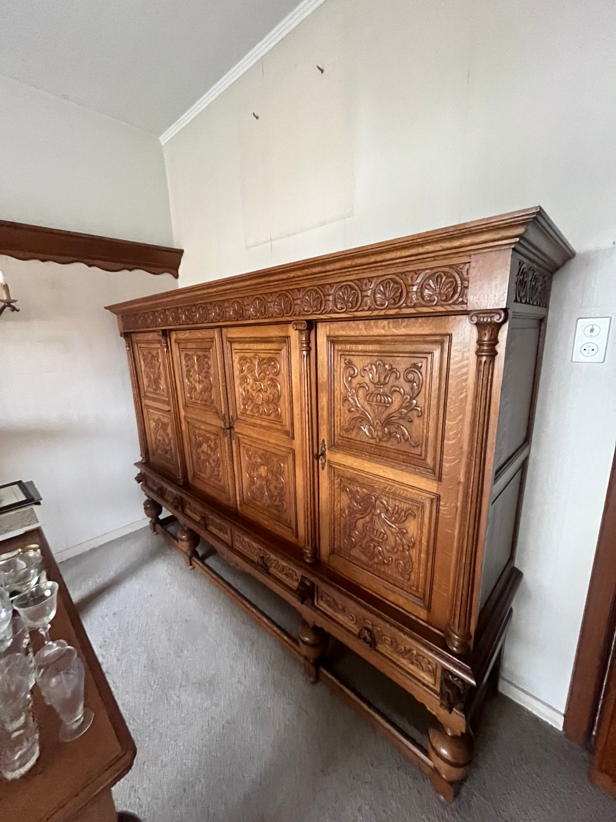 Kast, tafel en stoelen, Ophalen, Zo goed als nieuw