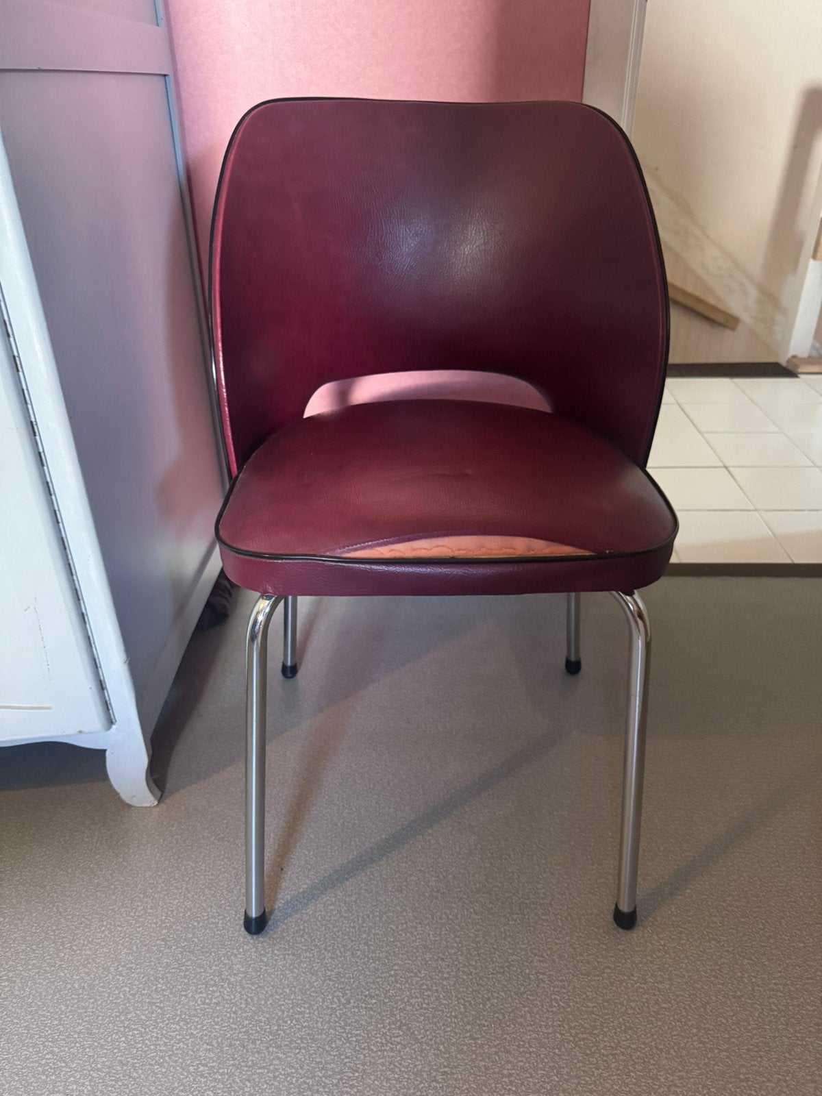 Vintage bordeaux neplederen stoel, Ophalen, Kunststof, Gebruikt, Overige kleuren
