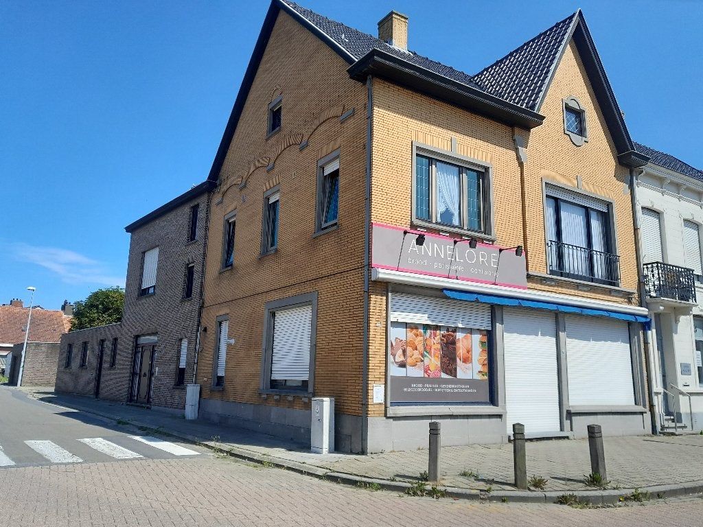 Handelspand met woongelegenheid in centrum Koolskamp, Woon- Werkruimte
