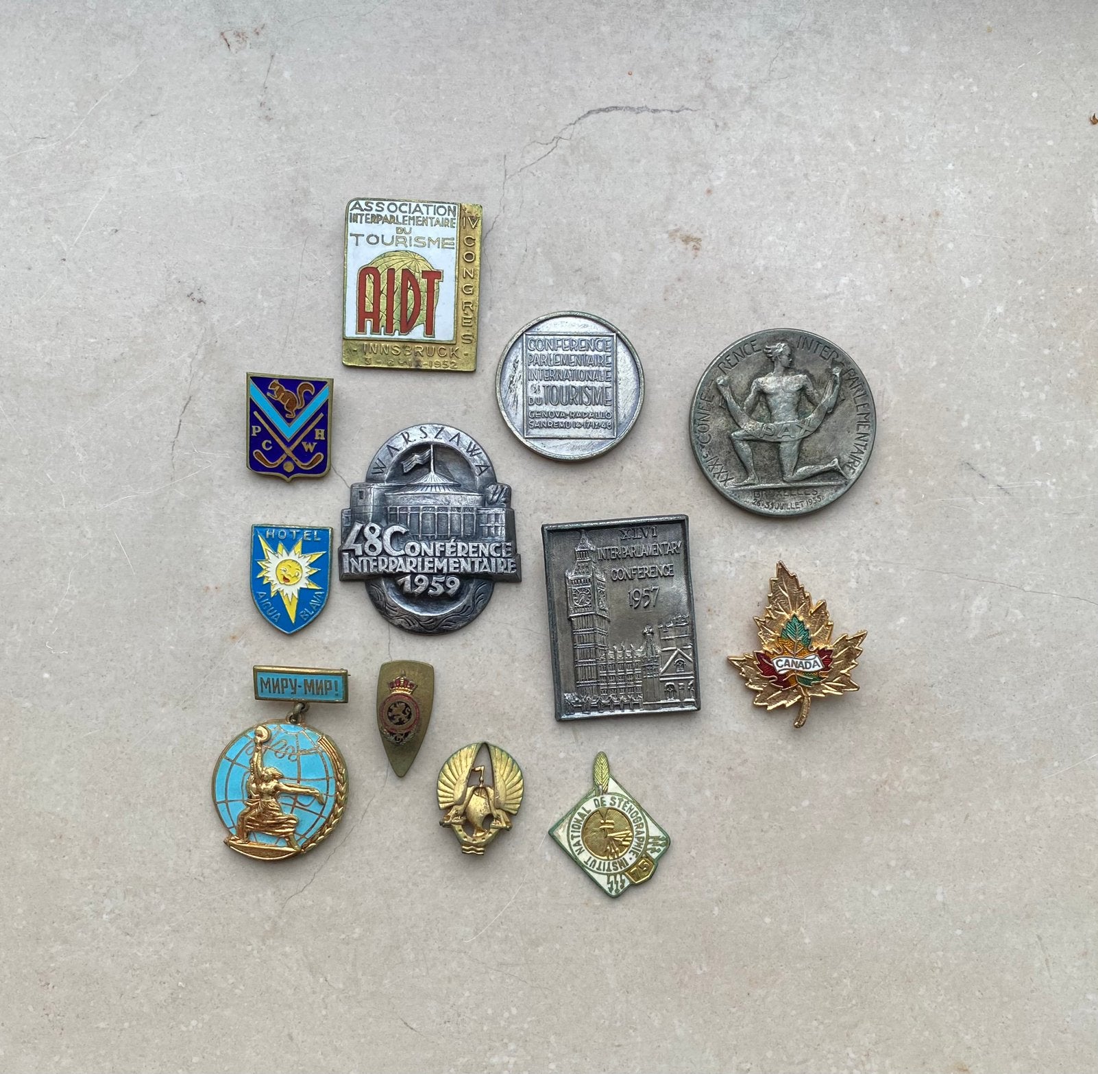 Lot 12 Insignes Médailles Conférence Interparlementaire, Collections, Enlèvement ou Envoi, Comme neuf
