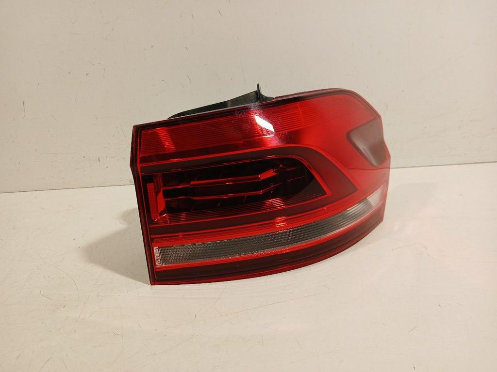 Achterlicht carrosserie rechts Volkswagen Touran, Auto-onderdelen, Onderdelen@venauto.nl, Van der Ven Autorecycling B.V., Gebruikt