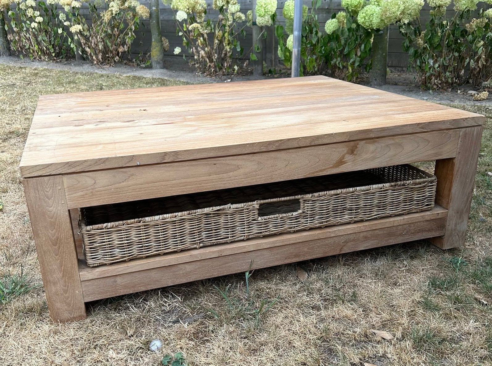 Houten salontafel met rieten opbergvak - tafel, Huis en Inrichting, Tafels | Salontafels, Ophalen, Gebruikt