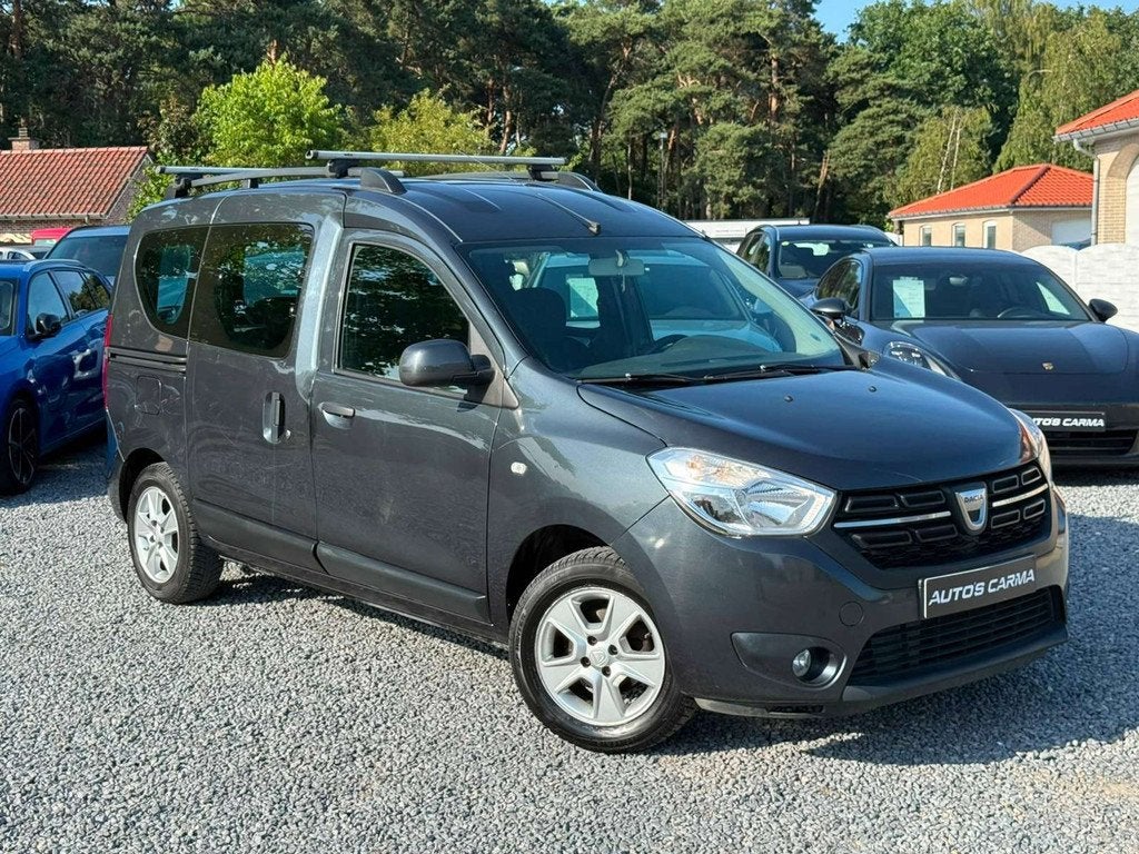 Dacia Dokker 1.6i Benzine Navi CruiseC Airco ParkeerS Eco, Auto's, Dacia, Gebruikt, Zwart, 4 cilinders, Bedrijf