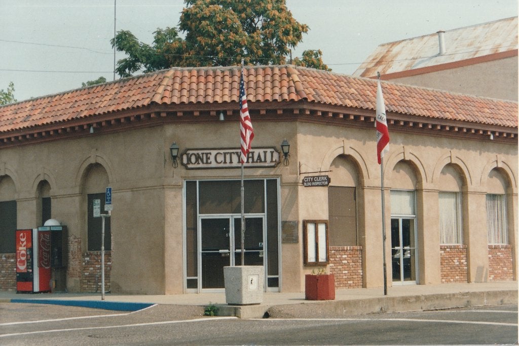 AMERIKA -  Ione City Hall  ( echte foto ) + Mooie postzegel, Verzamelen, Postkaarten | Buitenland, Verzenden, 1980 tot heden, Gelopen
