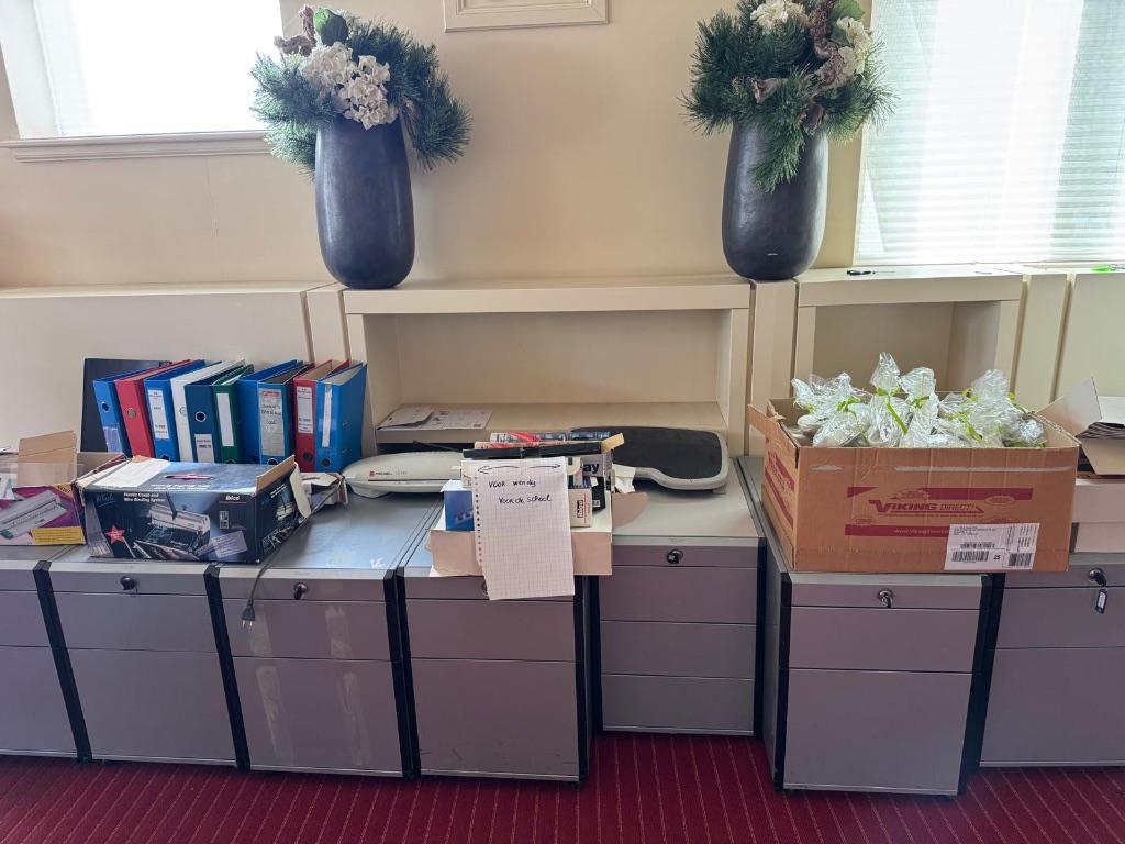 kleine kastjes voor onder bureau, Enlèvement, Utilisé, Bureau