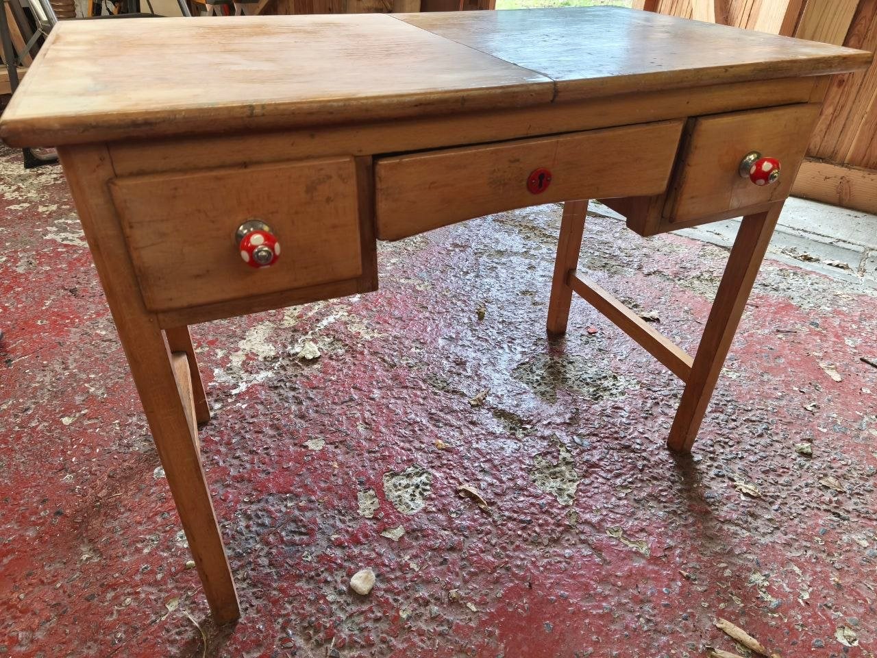 Joli bureau enfant, Enlèvement
