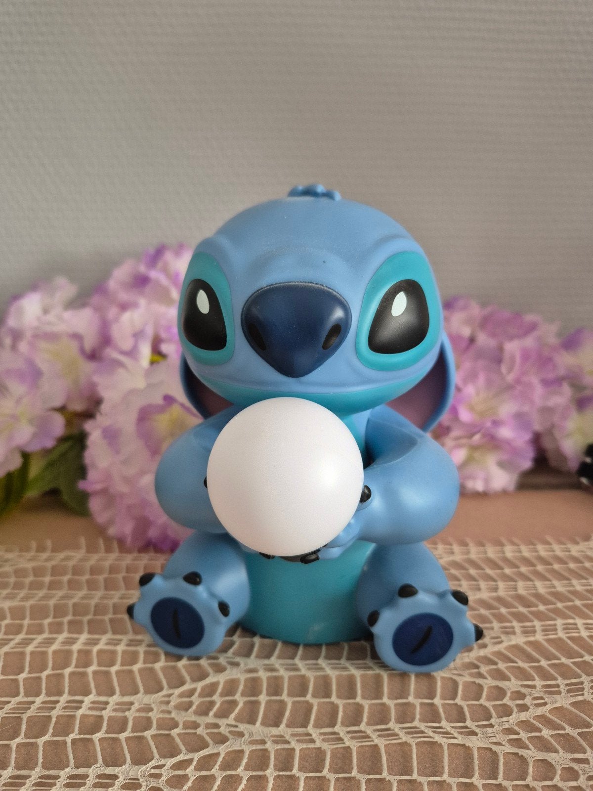 NIEUW! Disney Stitch beeldje met lampje op batterijen 16cm, Collections, Disney, Enlèvement ou Envoi, Autres personnages, Neuf
