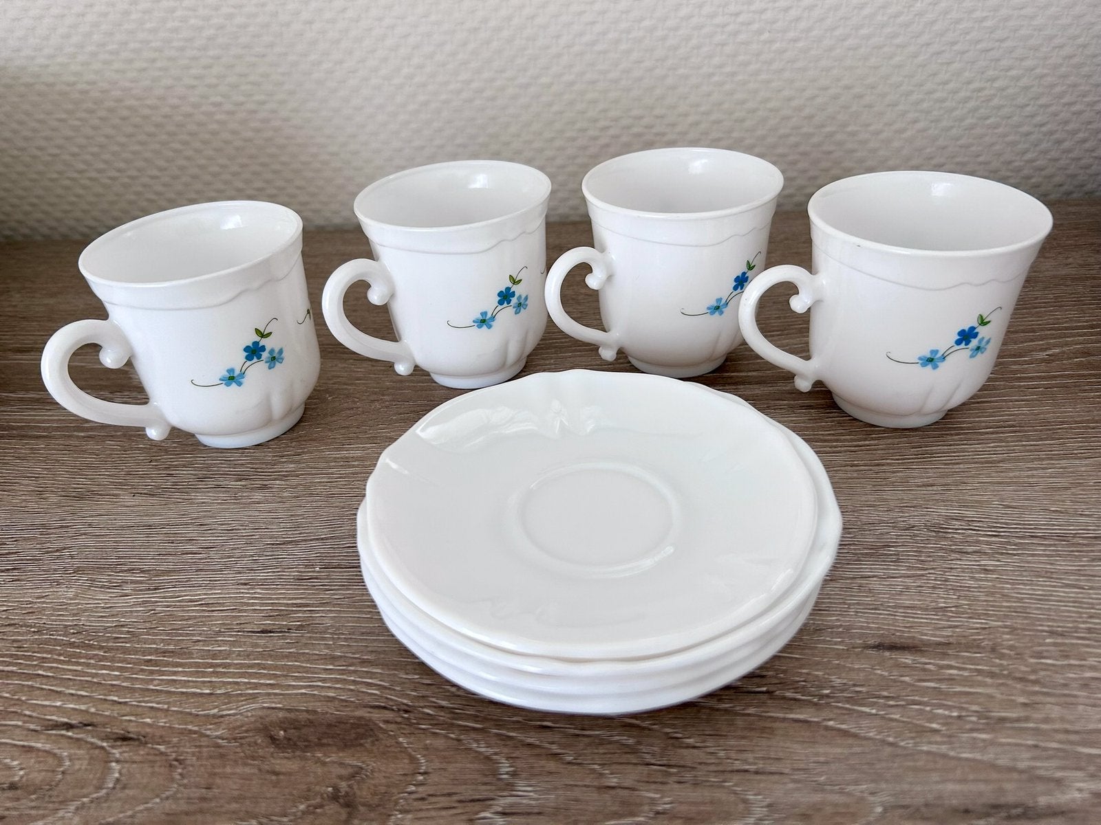 4 tasses à café avec assiette Arcopal Myosotis, Maison & Meubles, Enlèvement ou Envoi, Vintage, Comme neuf, Verre