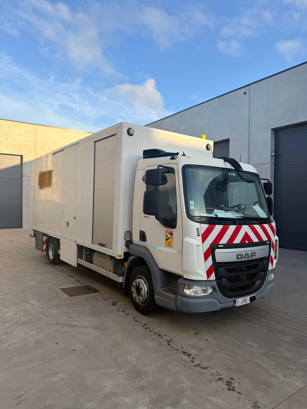 DAF LF 210 FA EURO6, Achterwielaandrijving, Parkeersensor, Wit, Leder