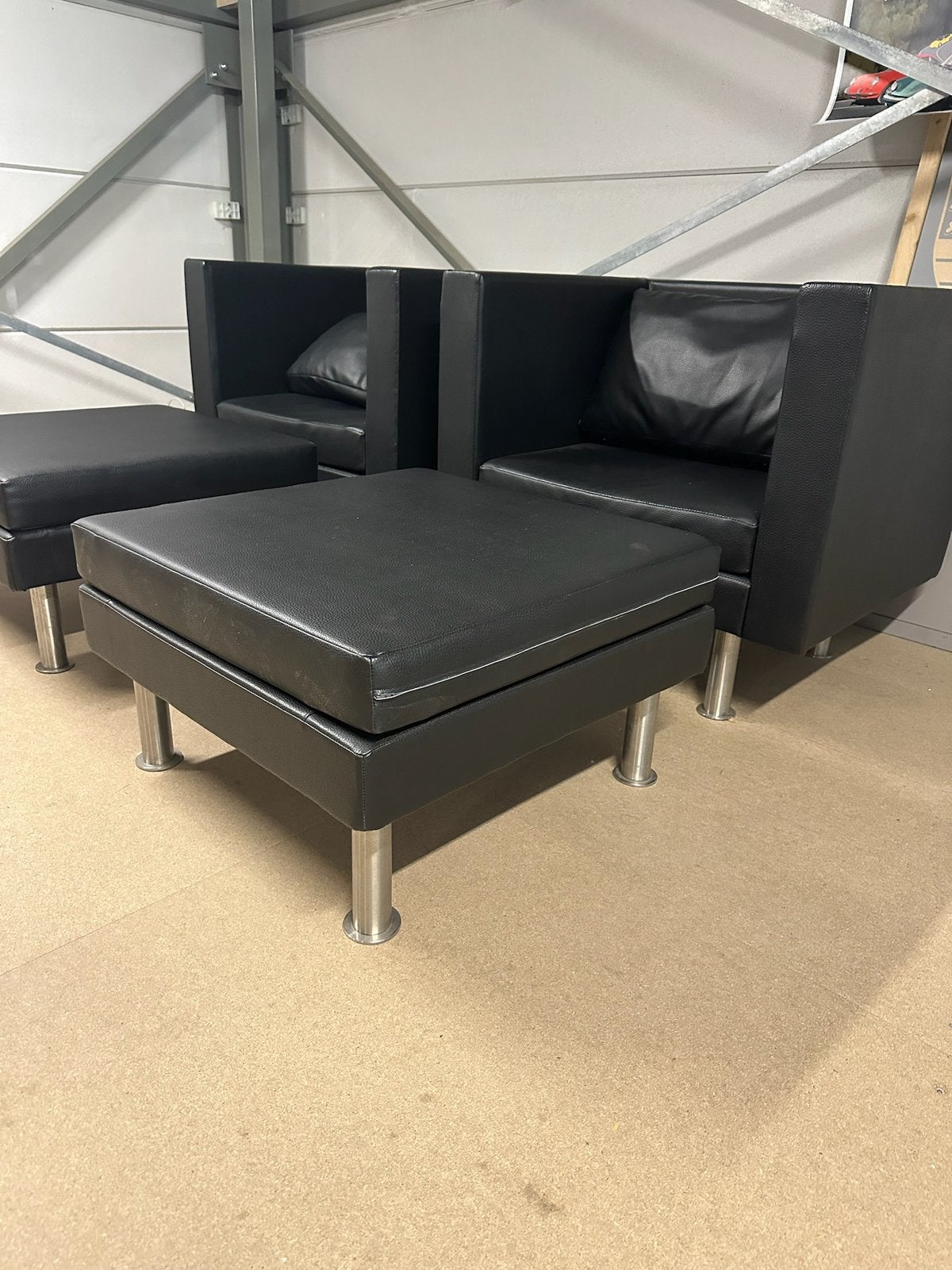 Wachtzaal stoelen met 2 poefen - perfecte staat, Ophalen, Zo goed als nieuw