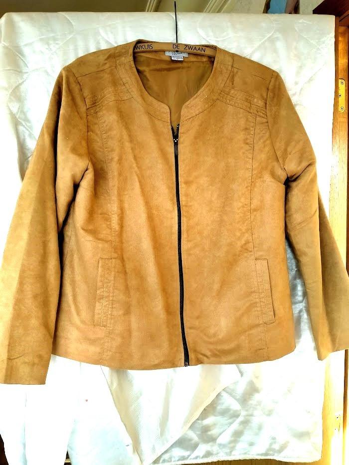 Suède,kort jasje,mosterdgeel,2 schuine zakken,rits,maat:44., Kleding | Dames, Overige kleuren, Maat 42/44 (L), Nieuw, Ophalen of Verzenden
