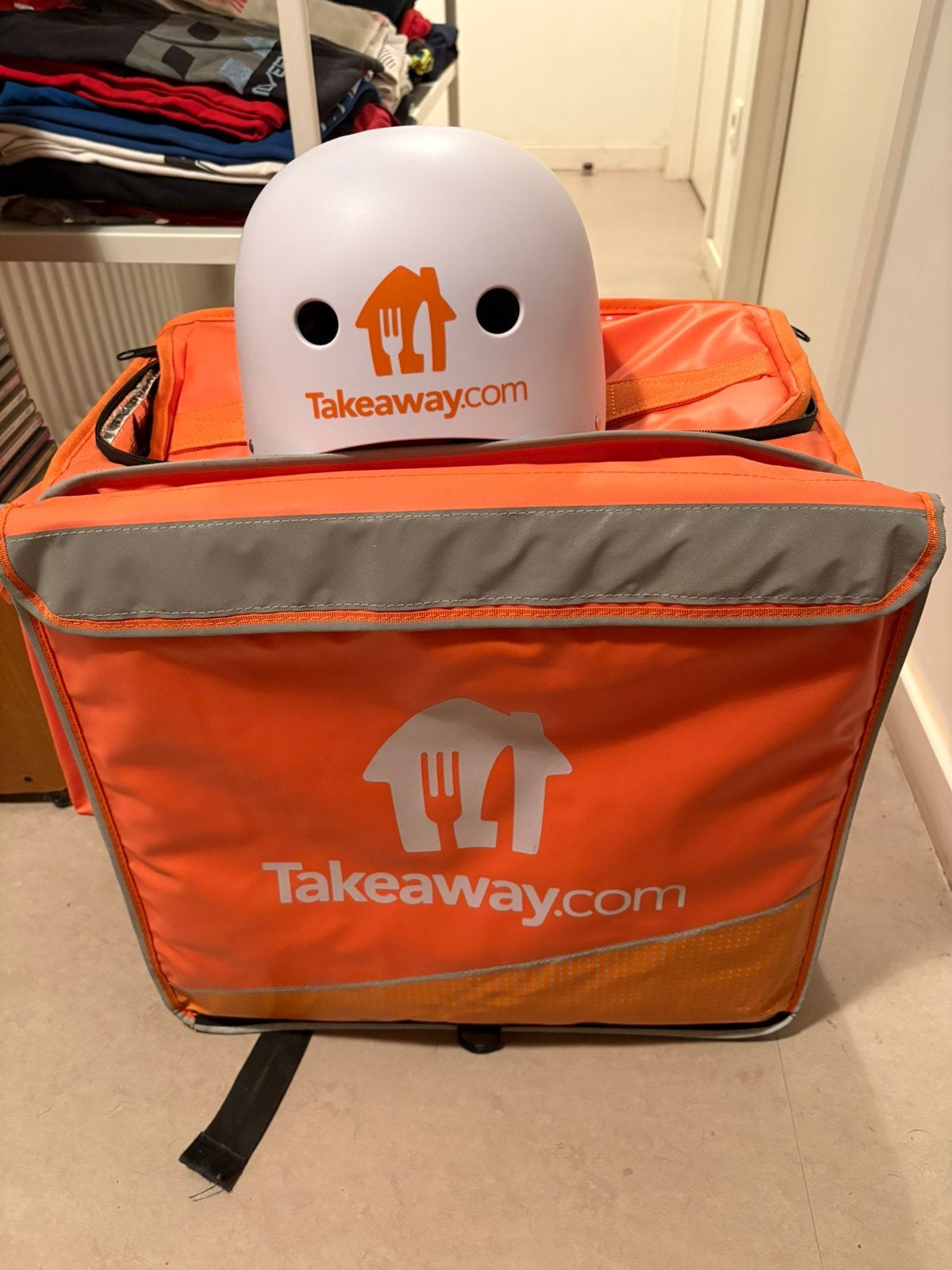 Takeaway bezorgtas + fietshelm, regenjas en regenbroek, Ophalen, Zo goed als nieuw