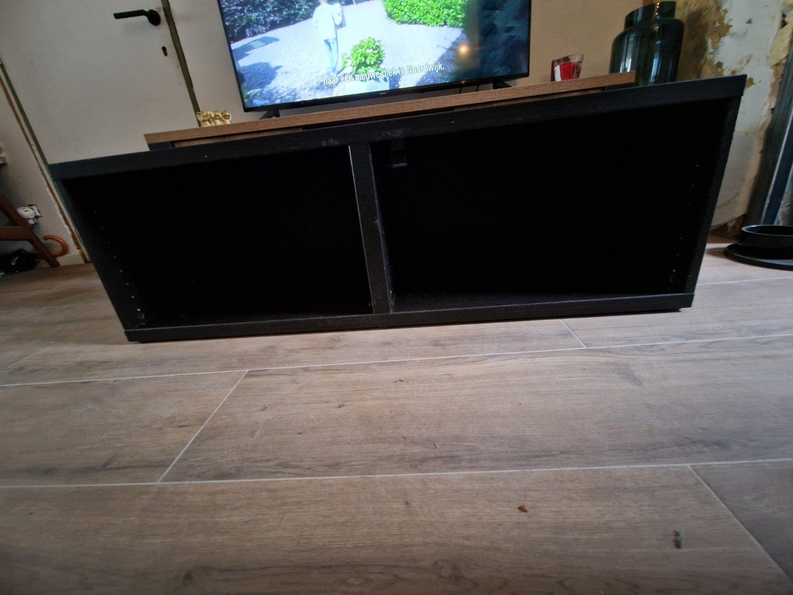 Besta tv meubel, Enlèvement