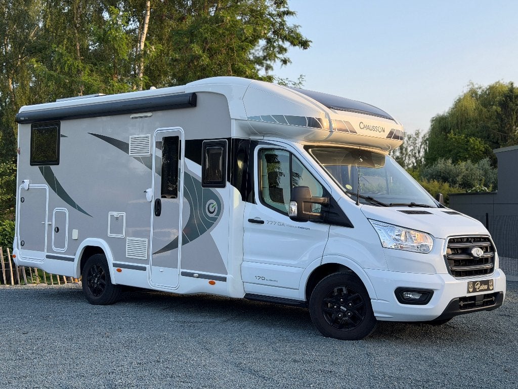 Chausson 777 GA Titanium Premium Topstaat !, Caravans en Kamperen, Mobilhomes, Automaat, Ringverwarming, Ford, Treinzit