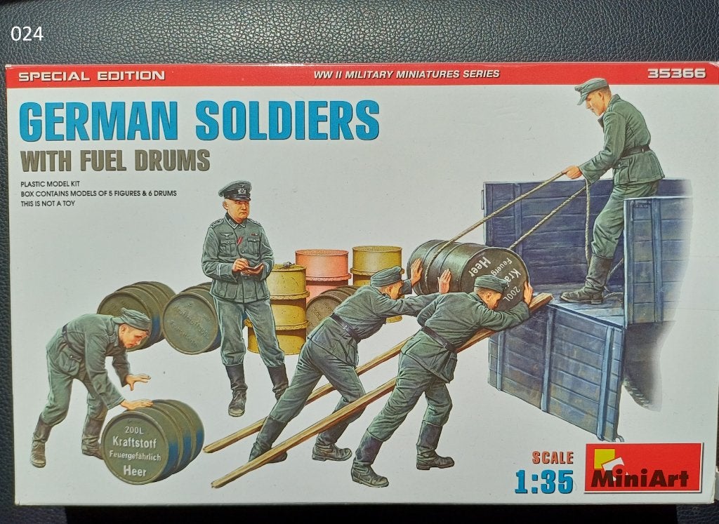 German Sodiers w/ fuel drums(2) 1/35   Miniart, Enlèvement ou Envoi