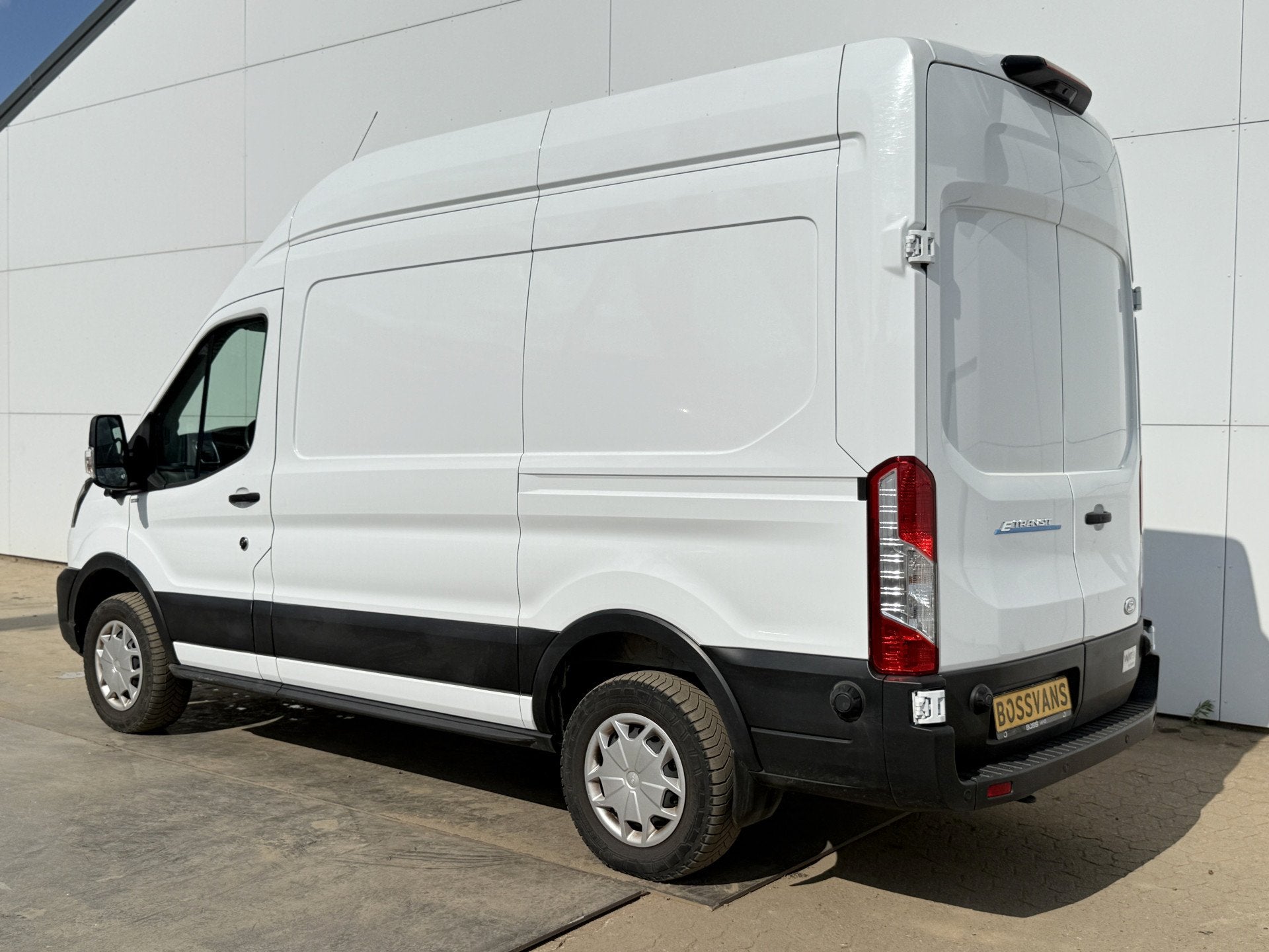 Ford E-Transit 68kWh 184PK L2H3 317km WLTP 97.3% (SOH) BEV S, Auto's, Bestelwagens en Lichte vracht, Gebruikt, Parkeersensor, Wit