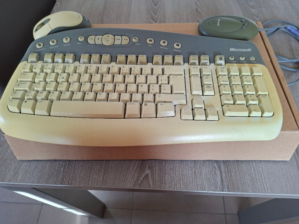 Microsoft: basic wireless optical desktop + muis, Computers en Software, Ophalen of Verzenden, Azerty, Gebruikt, Draadloos