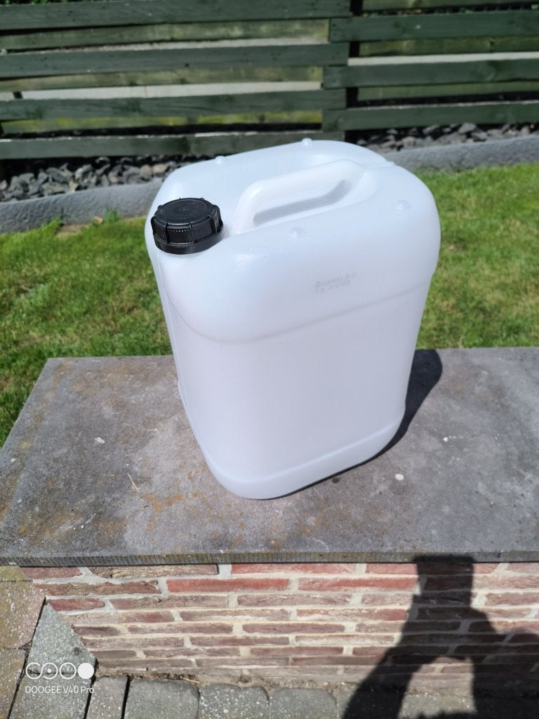 Stevige Kunststof Jerrycannen met Schroefdop., Minder dan 75 liter, Ophalen, Zo goed als nieuw, Kunststof