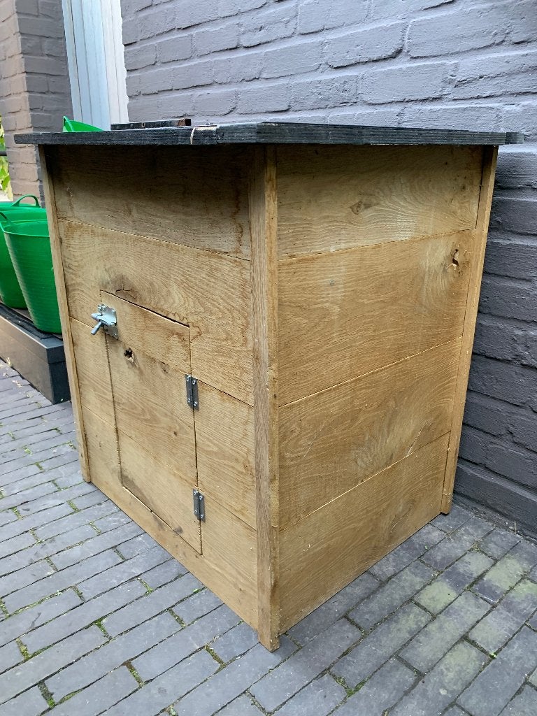 Eiken kastje hondenhokje, Enlèvement