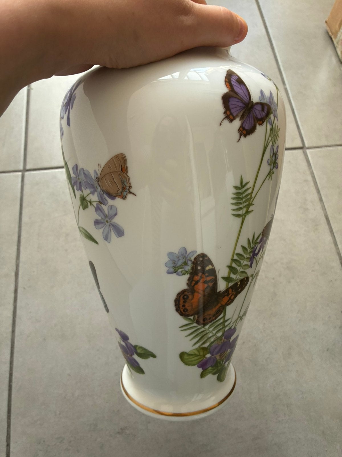 The Meadowland Butterfly Vase, Enlèvement