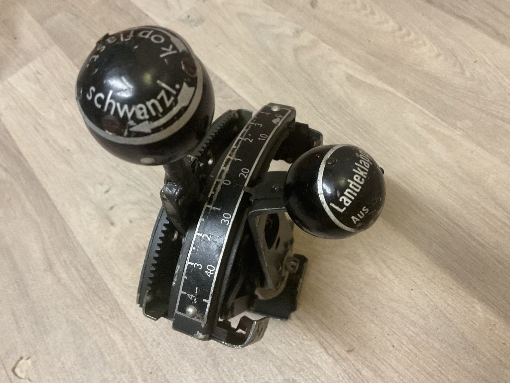 Luftwaffe landing gear levers Duits vliegtuig, Verzamelen, Verzenden, Luchtmacht
