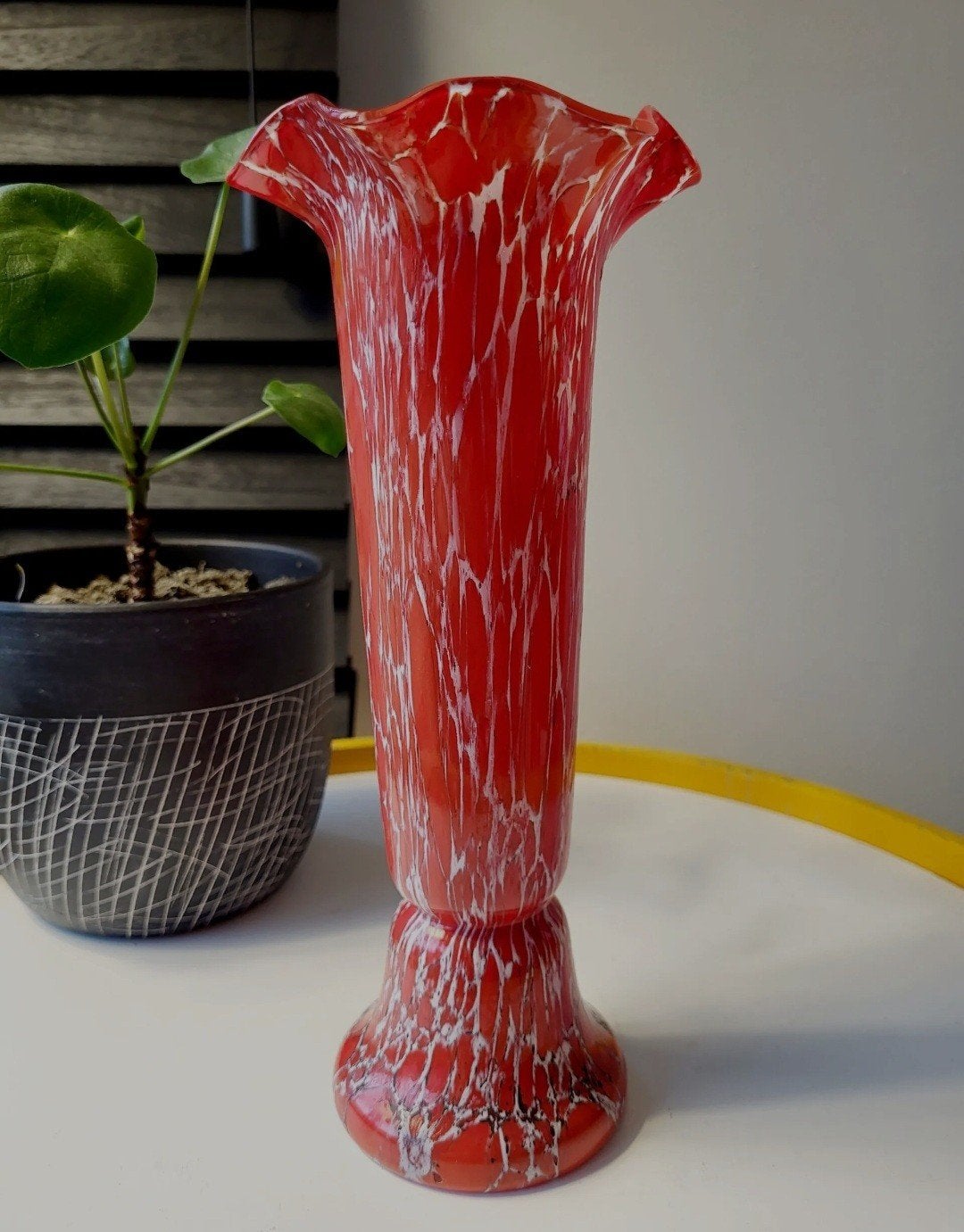 Art deco Boheems glazen vaas, Rood en wit marmer decor, Tsje, Antiek en Kunst, Ophalen of Verzenden