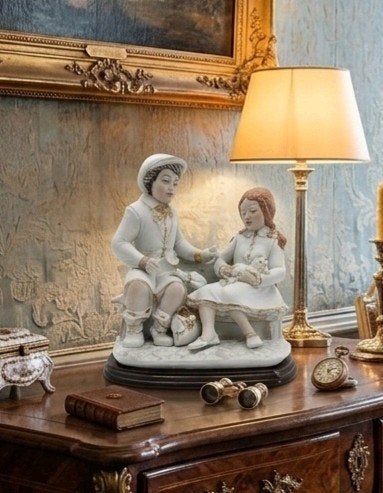 Vintage beeld Capodimonte. Koppel op bank., Antiquités & Art, Enlèvement