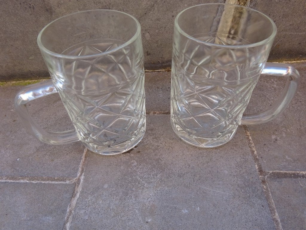 2 verres à bière avec manche 50 cl, Collections, Verres & Petits Verres, Enlèvement ou Envoi