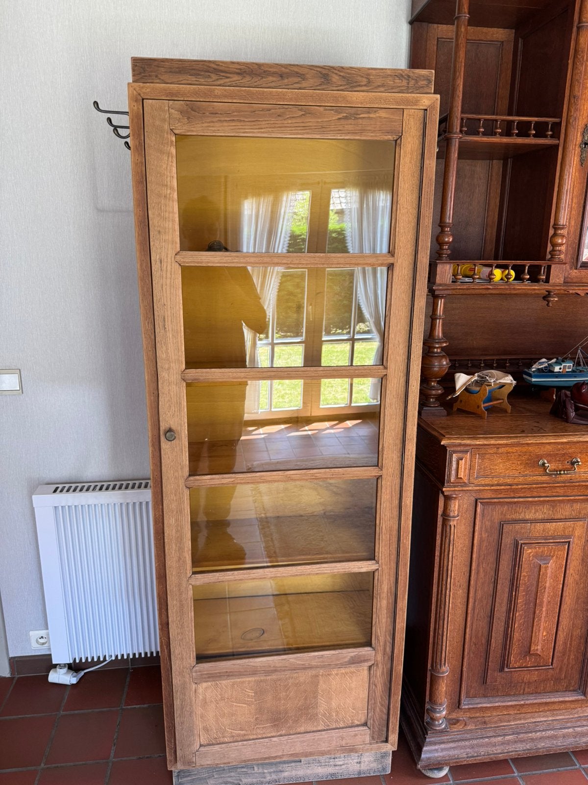 Houten vitrinekast / boekenkast met geel glas – Landelijke, Enlèvement, Comme neuf