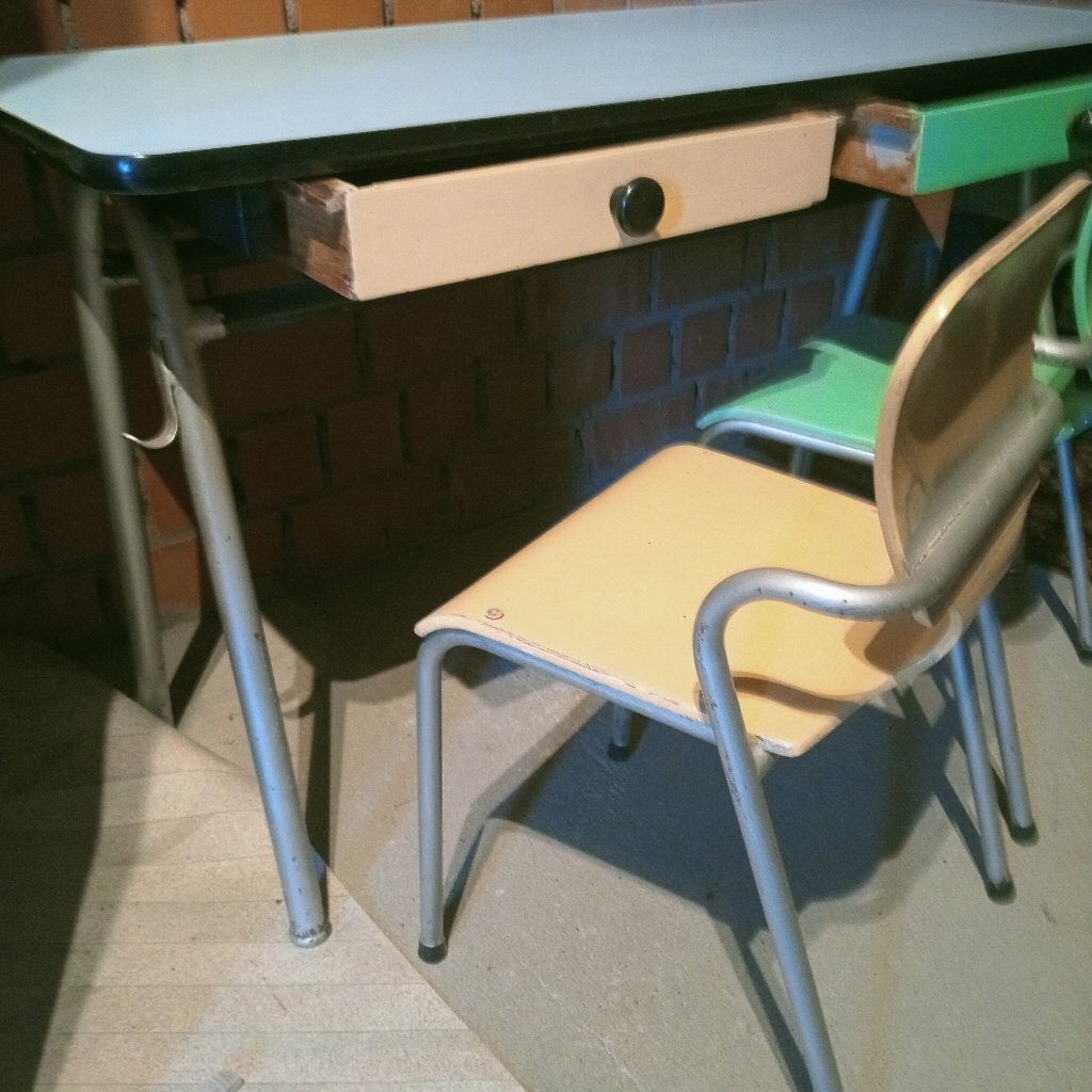 Vintage kinder lessenaartje met stoeltjes, Enlèvement