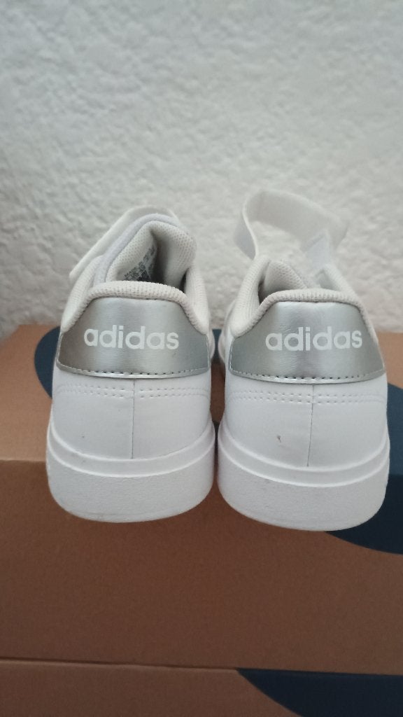 Basket enfant Adidas ( comme neufs) P.32, Enfants & Bébés, Enlèvement, Comme neuf
