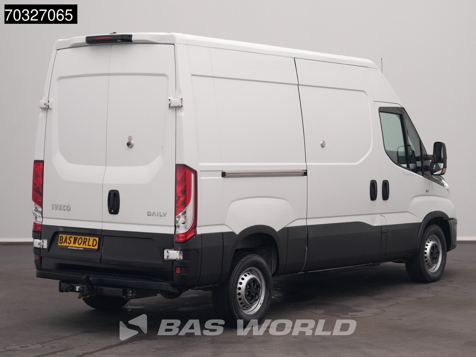 Iveco Daily 35S18 3.0L Automaat 180PK 3,5t Trekhaak L2H2 LED, Auto's, Bestelwagens en Lichte vracht, Automaat, Stof, Gebruikt
