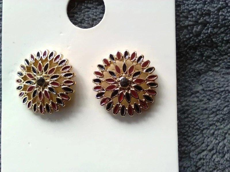 Boucles d'oreilles Pimkie rondes doré/noir/bordeaux, Bijoux, Sacs & Beauté, Boucles d'oreilles, Enlèvement ou Envoi, Autres couleurs