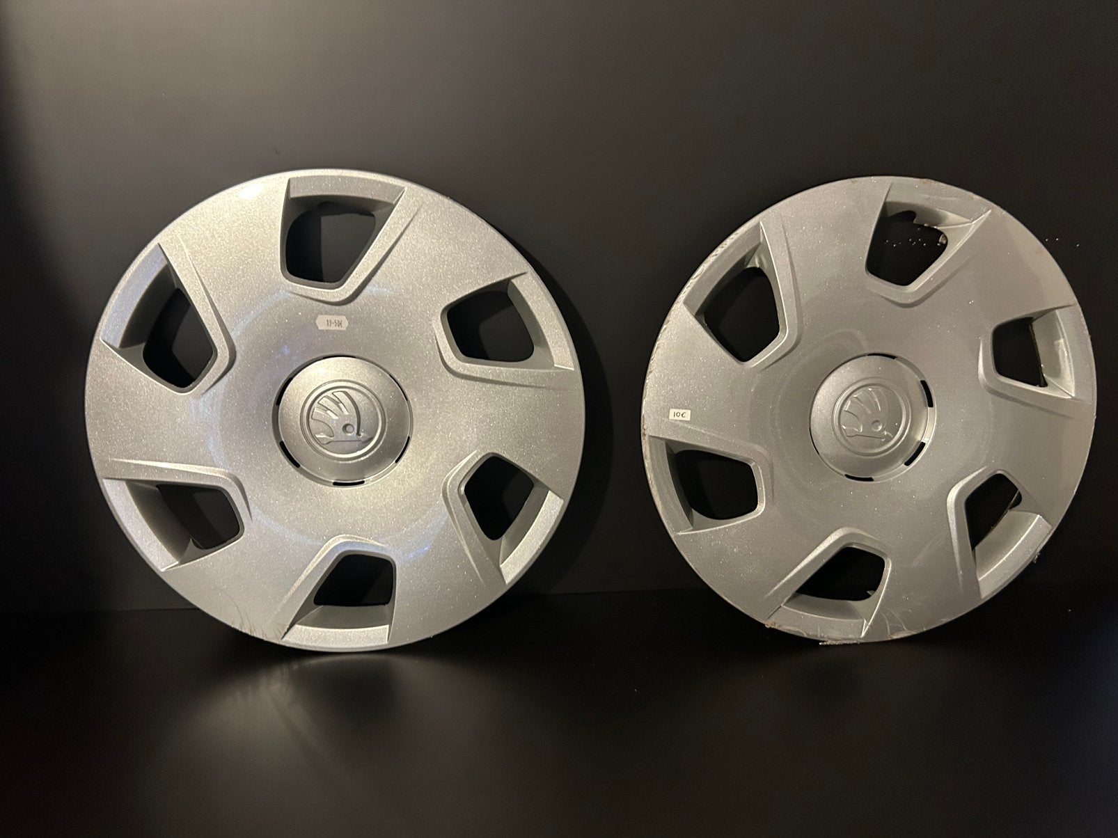 2 originele Skoda Octavia Fabia Roomster 15" wieldoppen, Auto diversen, Wieldoppen, Ophalen of Verzenden, Gebruikt