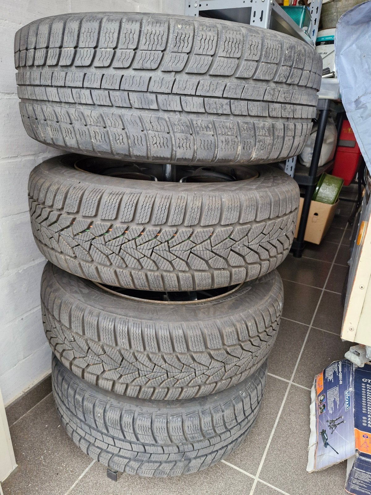 4 pneus d'hiver sur jantes 255/55/R16 Michelin et Uniroyal, Enlèvement