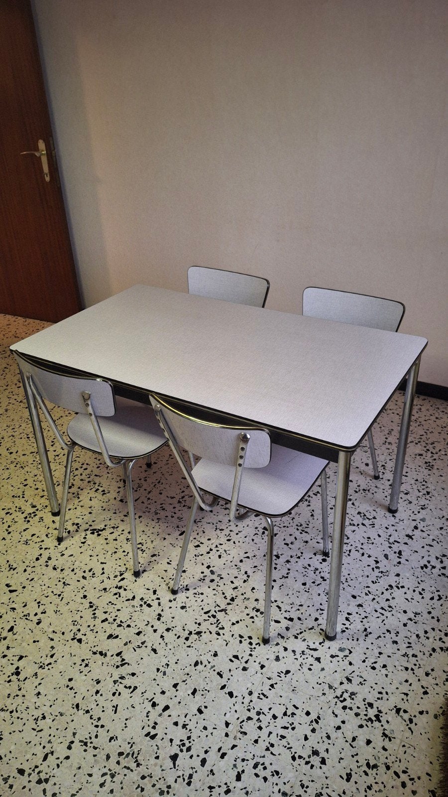 formica retro eetkamer set jaren 50s 60s
AI-overzicht, Enlèvement