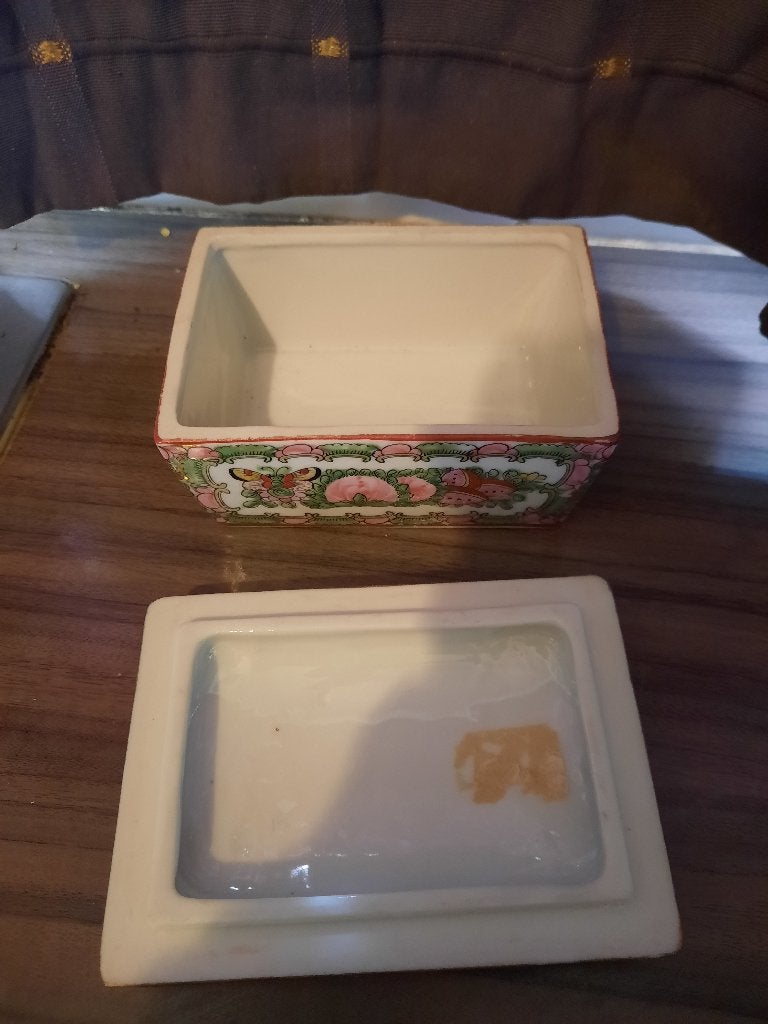 Boîte à bijoux de la famille Rose avec couvercle, Enlèvement