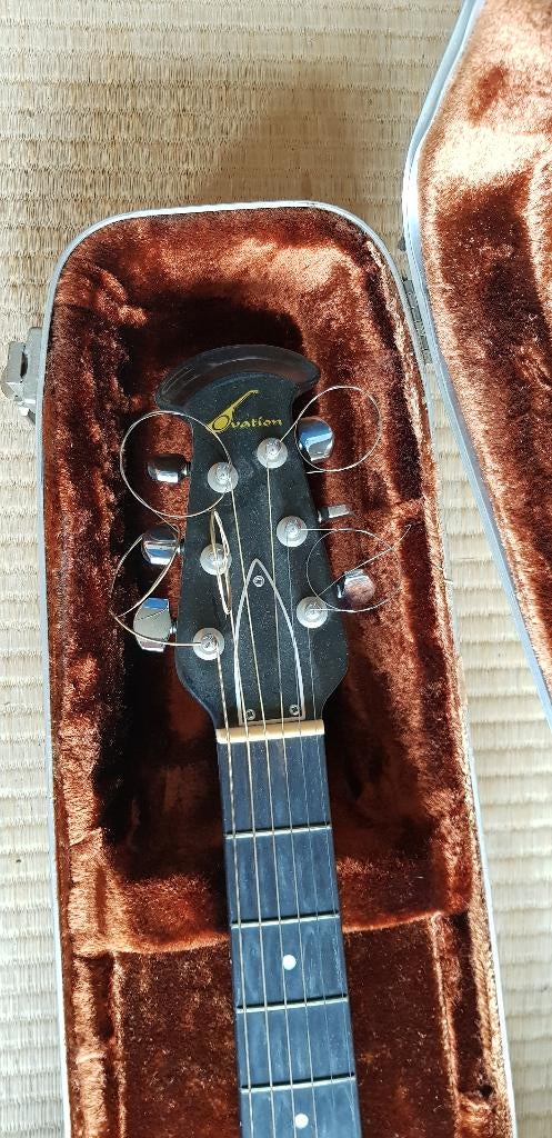 Ovation Balladeer modèle 1111/6 blanc., Musique & Instruments, Instruments à corde | Guitares | Acoustiques, Utilisé, Guitare Western ou Guitare Folk