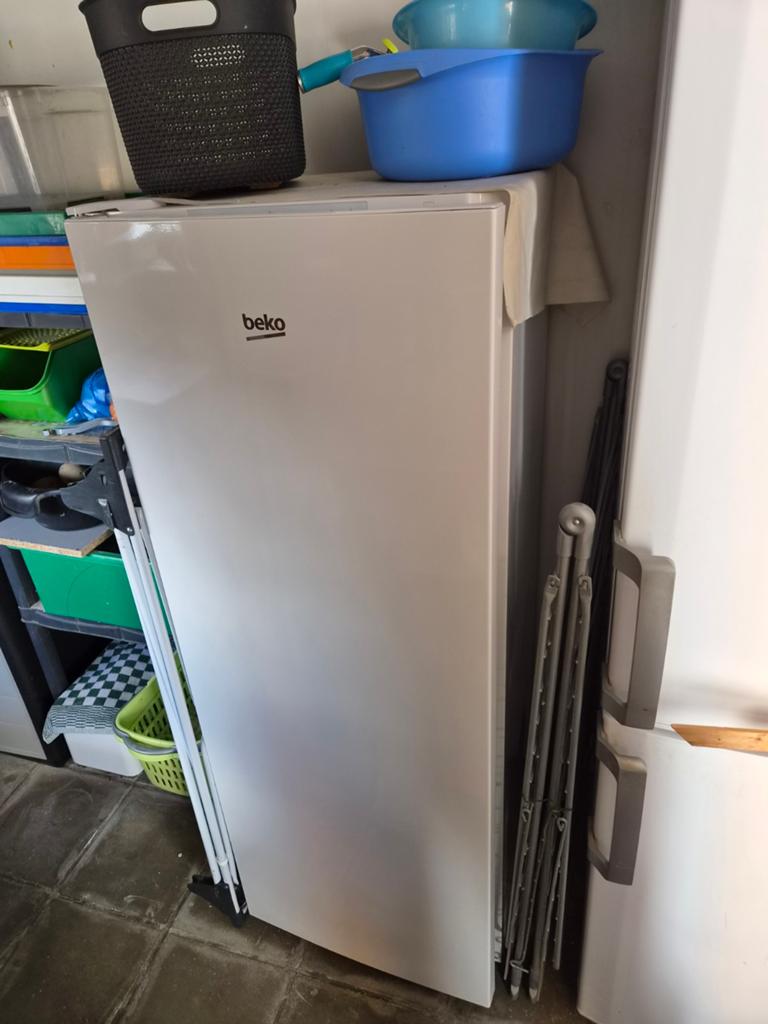 Diepvriezer te koop 2 jaar oud, Zo goed als nieuw, 140 tot 160 cm, Ophalen, Vrieskast