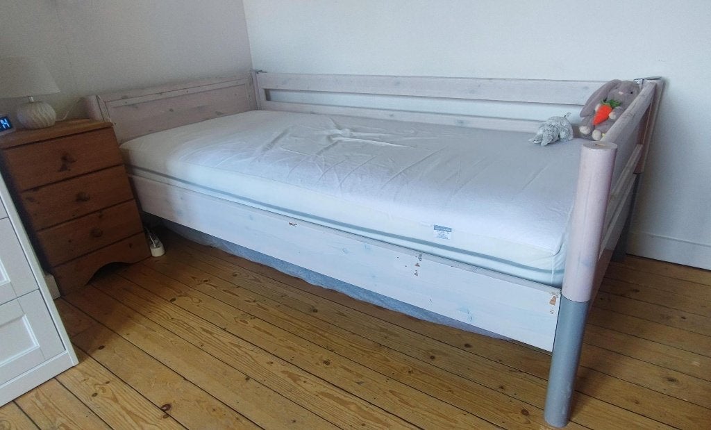 Lit FLEXA 90x200 mi-hauteur blanc/rosé, Enfants & Bébés, 85 à 100 cm, Sommier à lattes, Enlèvement, 180 cm ou plus