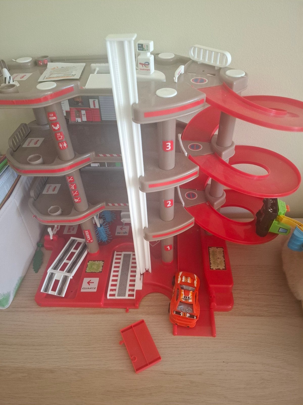 Garage à jouets, Enlèvement