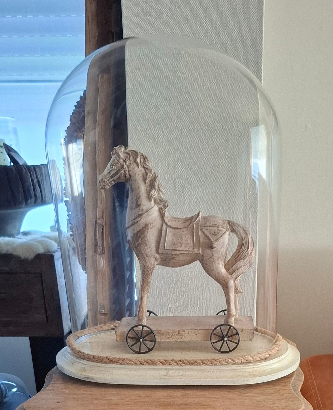Globe met paard, Ophalen