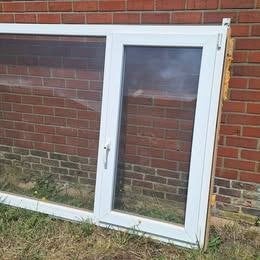 Raam met draai/kiep vleugel en elektrisch rolluik, Doe-het-zelf en Bouw, Raamkozijnen en Schuifdeuren, Gebruikt, Raamkozijn, Kunststof