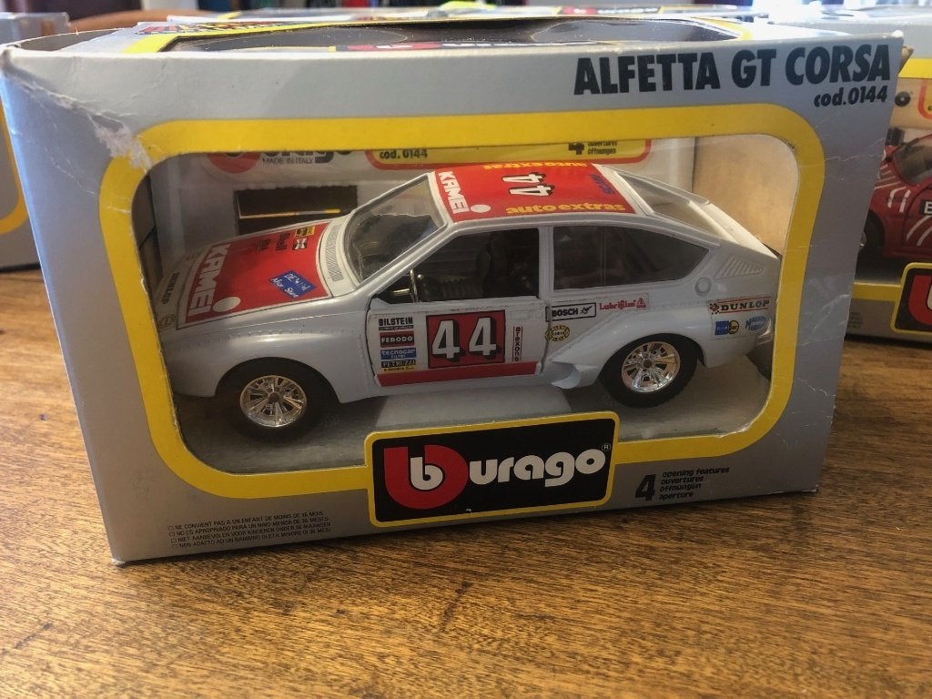Miniature Alfa Alfetta GT Corsa Burago 1:24, Hobby & Loisirs créatifs, Enlèvement ou Envoi, Comme neuf, Voiture, Burago