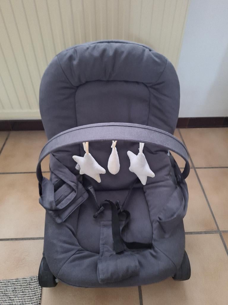 Transat bébé Sluggy avec arche de jeux gris - Prémaman, Enfants & Bébés, Enlèvement, Utilisé, Autres marques, Avec ceinture(s)