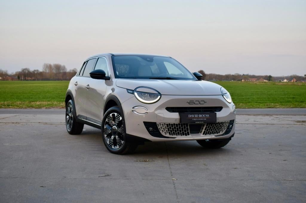 Fiat 600 1.2 La Prima Hybrid, Camera/ACC/CarPlay/Massage, Autos, 1355 kg, Achat, Entreprise, 109 g/km