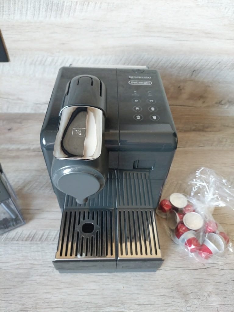 Nespresso Delonghi, Machine à espresso, Réservoir d'eau amovible, Dosettes et capsules de café, Enlèvement