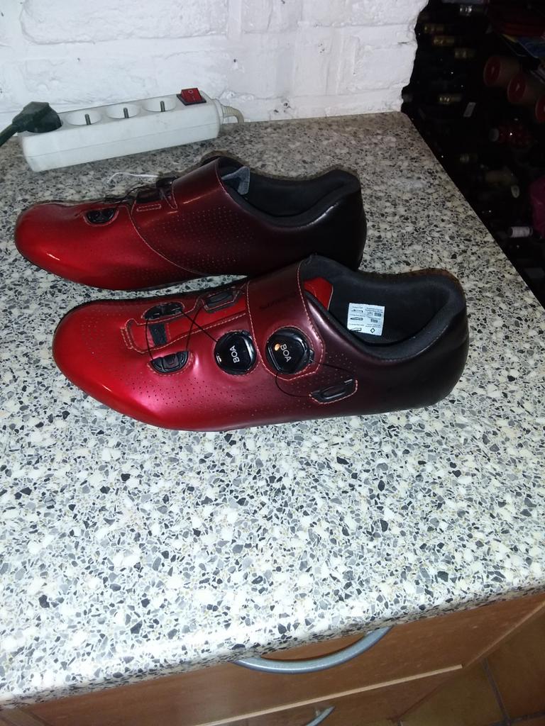 Chaussure shimano rc7 rouge et noir 46, Vélos & Vélomoteurs, Accessoires vélo | Vêtements de cyclisme, Enlèvement