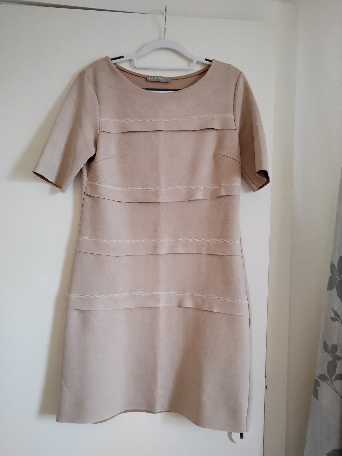 Beige Damesjurk FAS, Kleding | Dames, Maat 38/40 (M), Beige, Nieuw, Ophalen of Verzenden