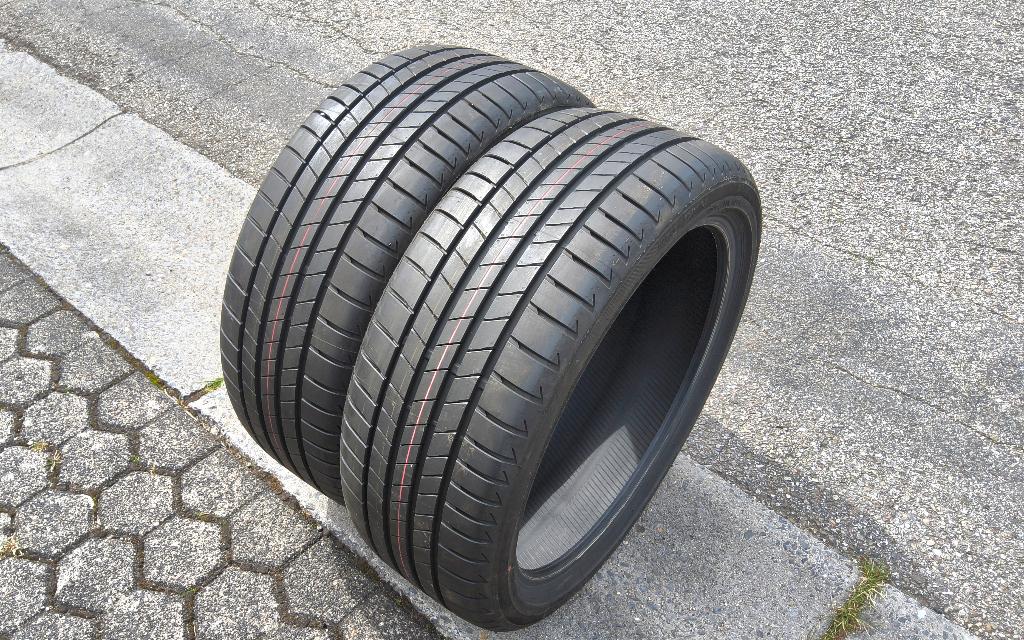 2 nouveaux pneus été Bridgestone 225/40-19, Nieuw, Band(en), Ophalen, 19 inch